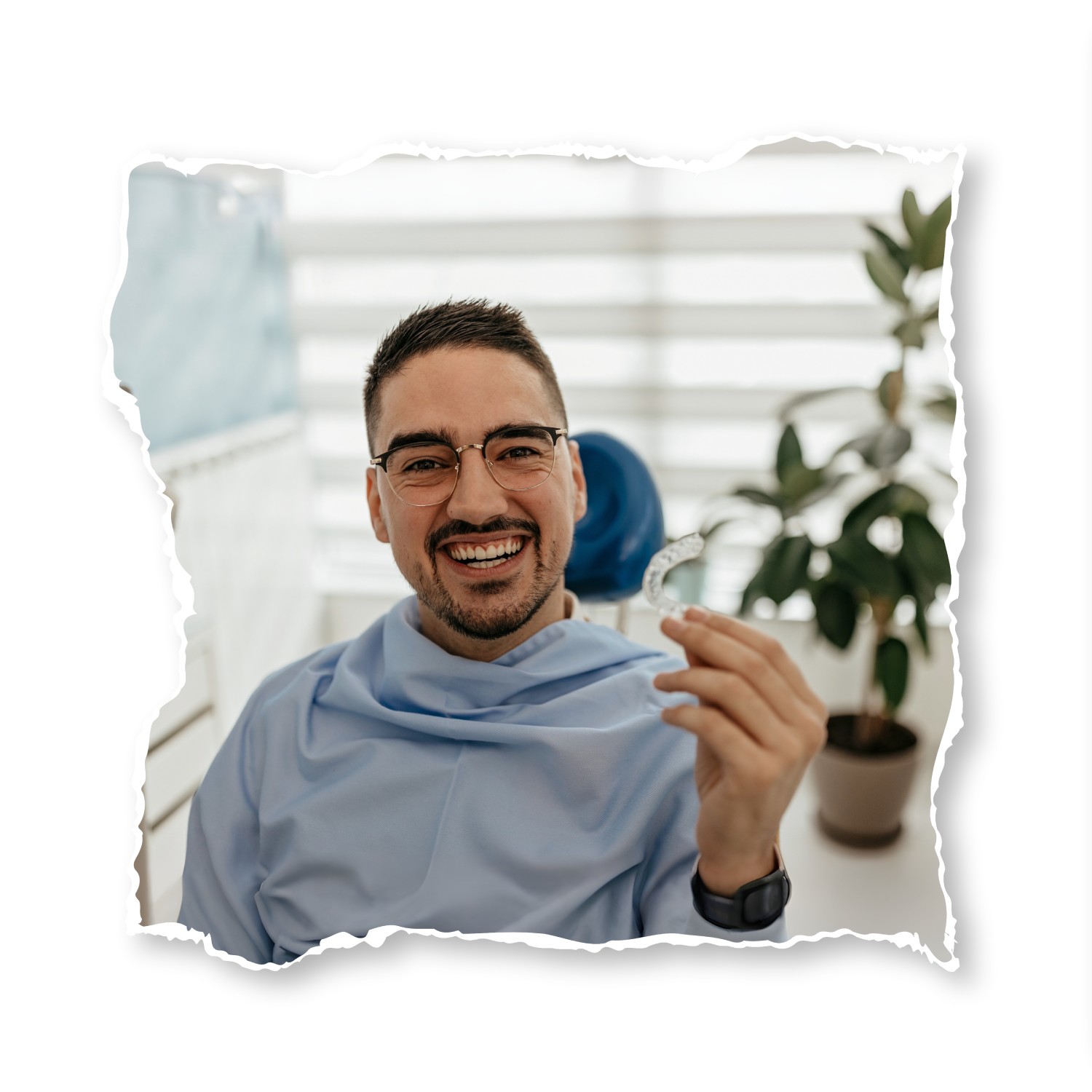 Paziente soddisfatto con in mano gli allineatori Sorridi